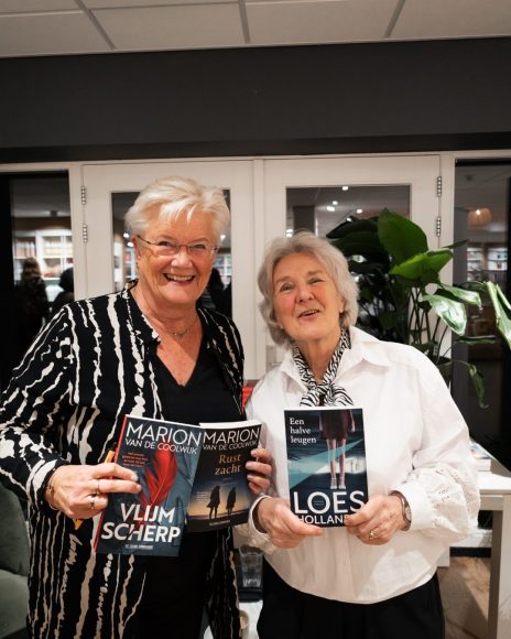 Feestelijke boekpresentatie nieuwe thriller Marion van de Coolwijk bij Boekhandel Plukker